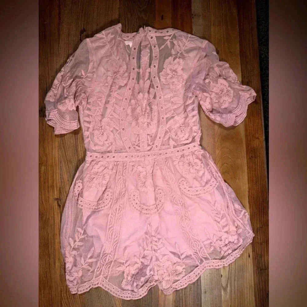 ✨HP9/25✨ Honey Punch Embroidered Lace Romper Mauve Pink - Size M - Picture 3 of 8